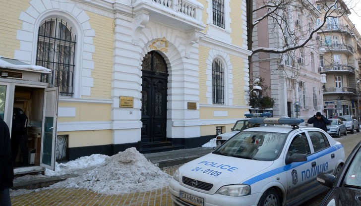 Малко преди 12 часа полицията вдигна блокадата на района