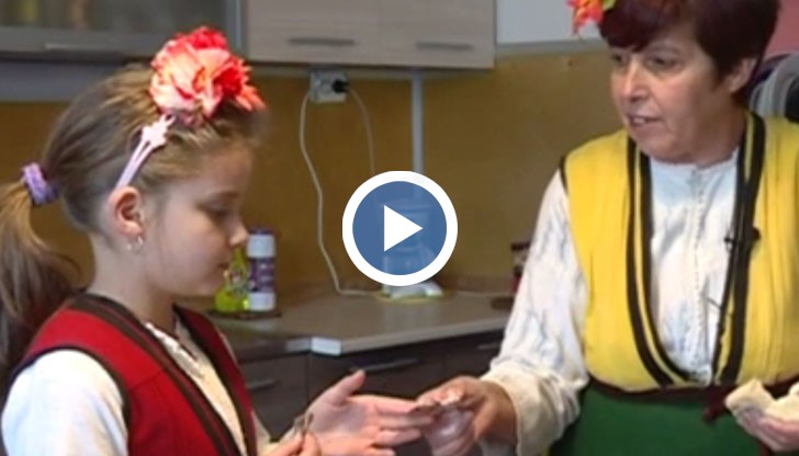 Баницата или питката е задължителна за трапезата. Вярва се, че празничните пожелания се сбъдват