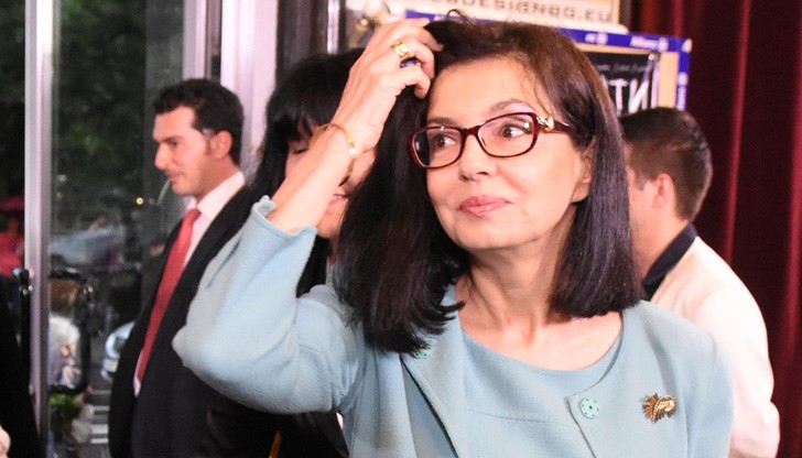 Лошата даскалка иде, пазете се, че Танев пасти да яде пред тази!!!