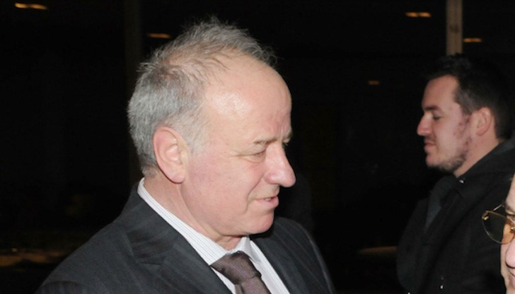 Църквата не успя да събере всички, които бяха дошли да се простят с него Църквата не успя да събере всички, които бяха дошли да се простят с него