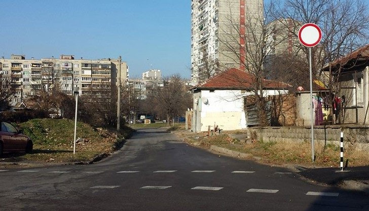 На улицата живеят 3-4 ромски семейства, който денонощно тероризират близките блокове с непрестанни маанета На улицата живеят 3-4 ромски семейства, който денонощно тероризират близките блокове с непрестанни маанета