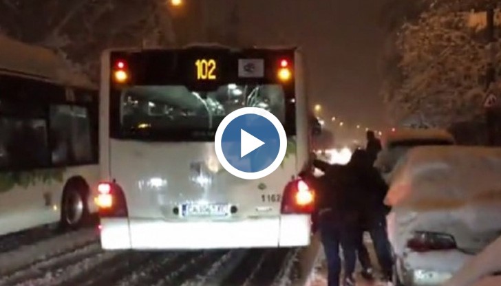 На кадрите, качени във Facebook, се вижда как мъжете бутат с всичка сила