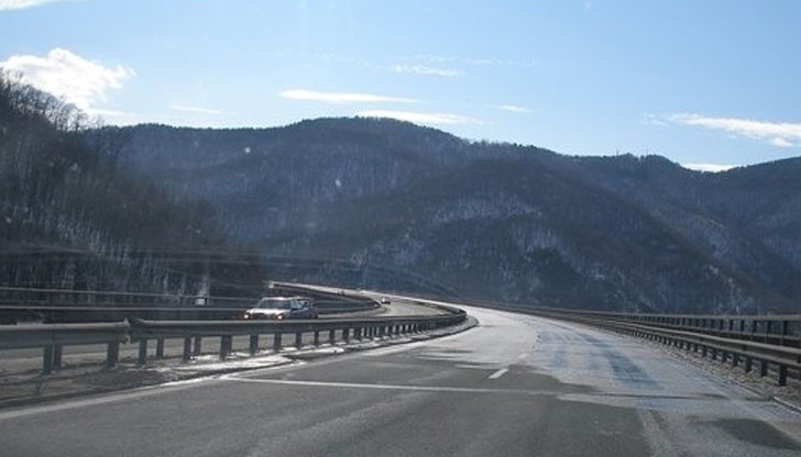 Пътните настилки в цялата страна са предимно сухи, по усойните места мокри, в планинските райони са заледени, заскрежени, обработени и опесъчени