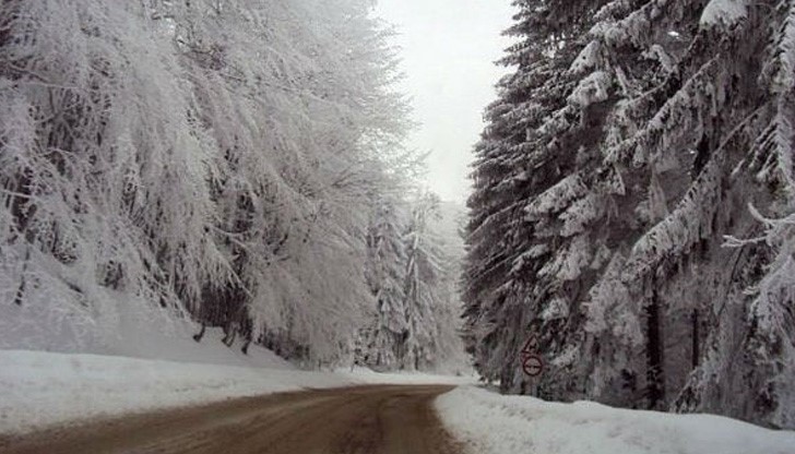 Пътните настилки в цялата страна са мокри, заснежени, обработени и опесъчени Пътните настилки в цялата страна са мокри, заснежени, обработени и опесъчени