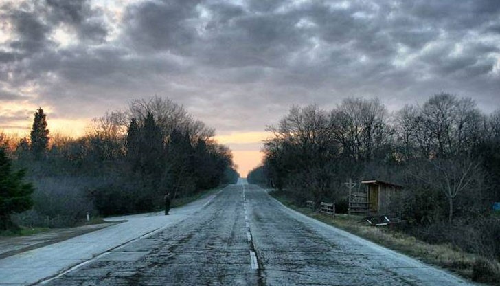 Пътните настилки в цялата страна са предимно мокри, заснежени, обработени и опесъчени Пътните настилки в цялата страна са предимно мокри, заснежени, обработени и опесъчени