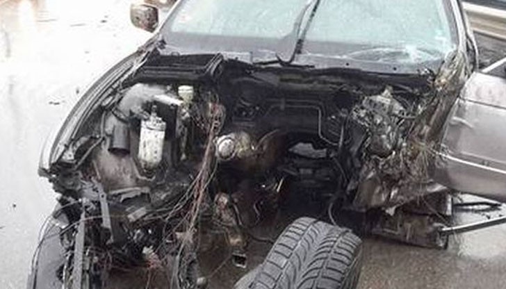 Двигателят на колата е изхвръкнал на метри от возилото, предницата е смазана до неузнаваемост