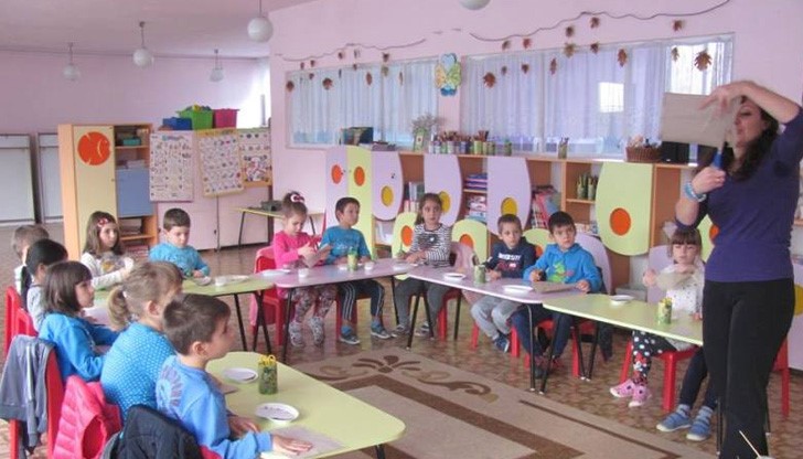 Включиха над 60 деца от двете учебни заведения, които чрез иновативни арт-практики подкрепиха  посланието „Учи и се забавлявай”
