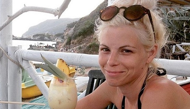 Вратът на блондинката е целият в синини и драскотини, а жилището е потрошено