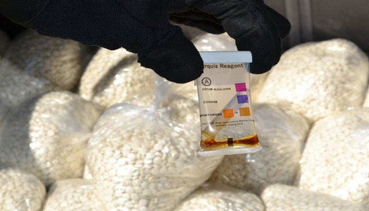 В  автомобила на извършителите са открити близо 50 килограма от дрогата, опакована в пликове