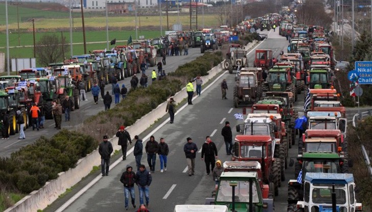 хиляди гръцки земеделци ще блокират днес точно в 12:00 часа гранични пунктове, пристанища и главни пътни участъци