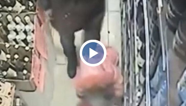 Търсят майката, пребила с шутове детето си в магазин