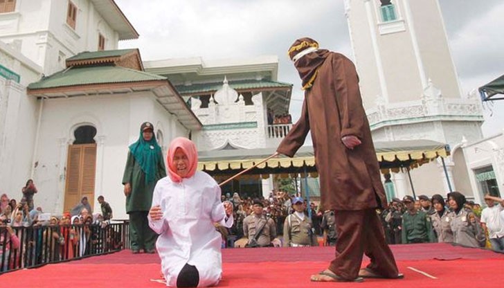 Тя получила 5 удара и в края на наказанието лежала на земята, превита на две от болка