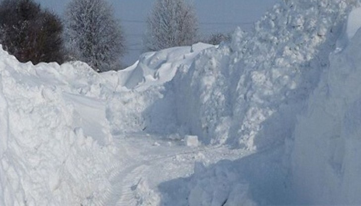 Непроходим е пътят Русе-Кубрат, тъй като в големи участъци са се образували преспи от по метър - метър и половина Непроходим е пътят Русе-Кубрат, тъй като в големи участъци са се образували преспи от по метър - метър и половина