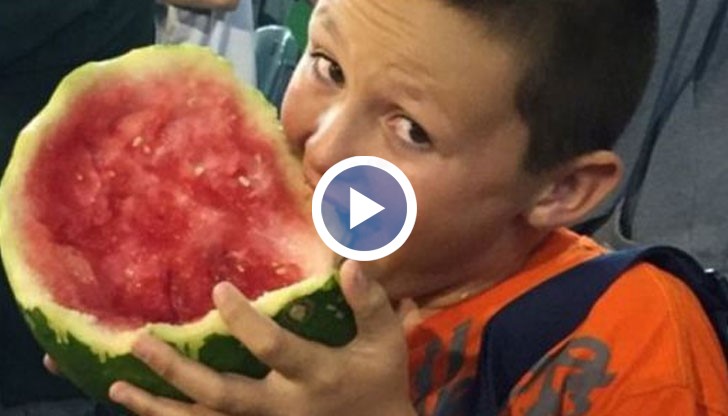 Леле, моят син е новият герой на социалните мрежи. И хората дори го кръстиха "Диненото момче"