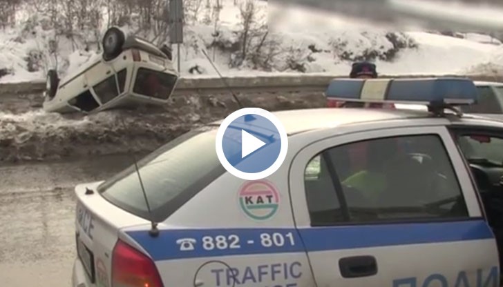 Лек автомобил се преобърна по таван на международното шосе в Русе