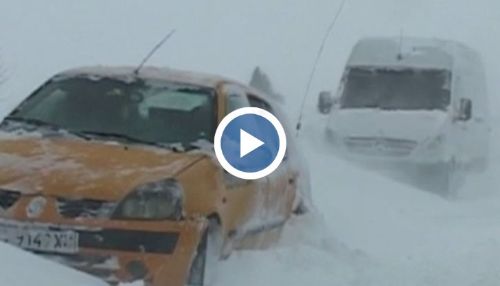 Под преспите са затрупани десетина автомобила