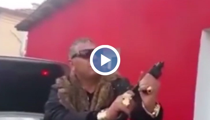 Видеоклип, показващ мъж от Пазарджик с арсенал в багажника на колата си, взриви социалните мрежи