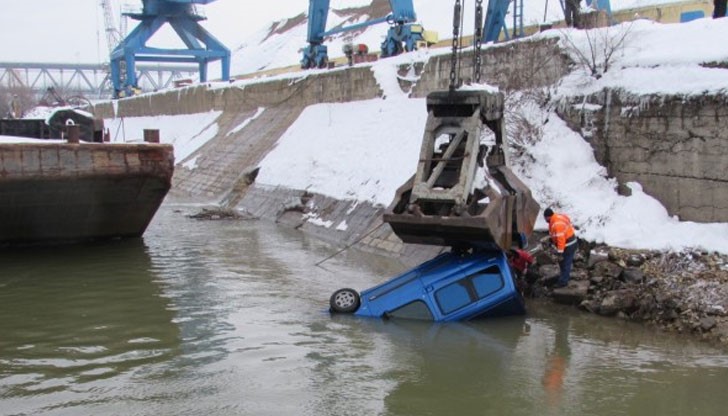Возилото било на кея на пристанището, но се понесло по леда и паднала в реката от 8 метра
