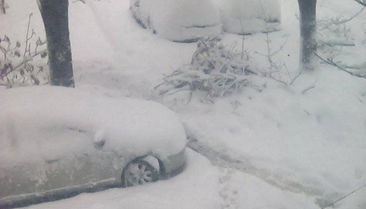 Деца и възрастни минават и прескачат кабела... опасно е!