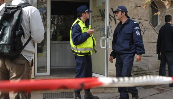 Неизвестни бандити са ограбили банков клон в бургаския ж. к. "Изгрев" Неизвестни бандити са ограбили банков клон в бургаския ж. к. "Изгрев"