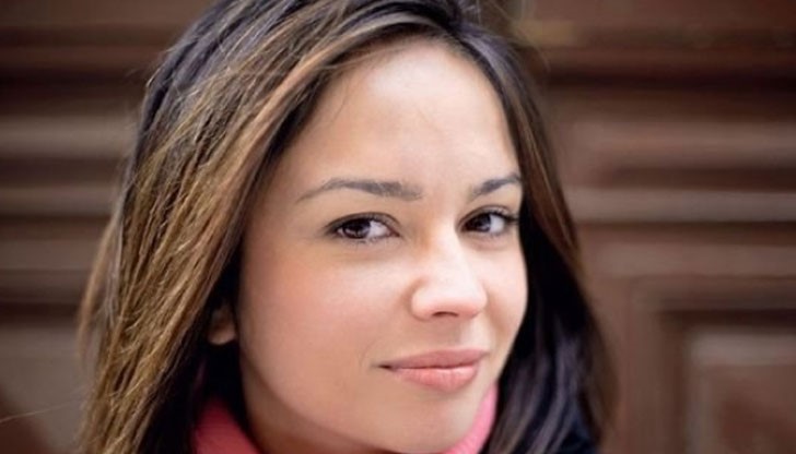 Според информацията бащата на бебето е по-възрастен от изпълнителката бизнесмен и се казва Петър