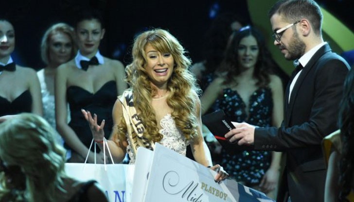 Ася получи лентата от Николета Лозанова - победителка в конкурса през далечната 2006 година