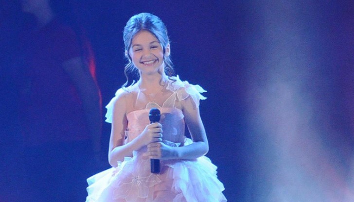 По поръчка на Слави малката певица се появила на сцената с бяла рокля, а ръбът на фустата й бе декориран с LED светлини