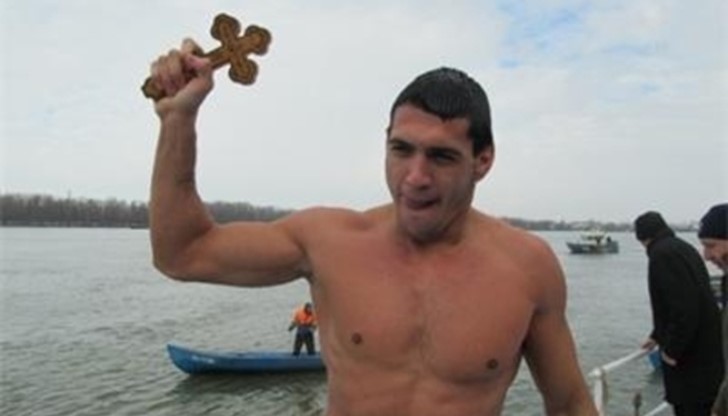 През 2015 година приятелят на певицата Десислава хваща кръста за пети път