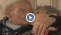 Тя е на 89 години, а той на 98 и продължават да поддържат огъня на любовта!