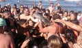 Плажуващи убиха малко делфинче
