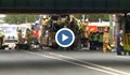 Зрелищна катастрофа – автобус се заклещи в мост