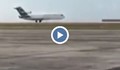 Зрелищно кацане на самолет без преден колесник