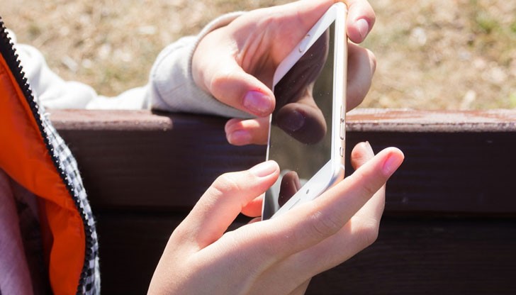 Тичаше надолу по стъпалата и се държеше за врата. Болеше я толкова силно, че крещеше истерично