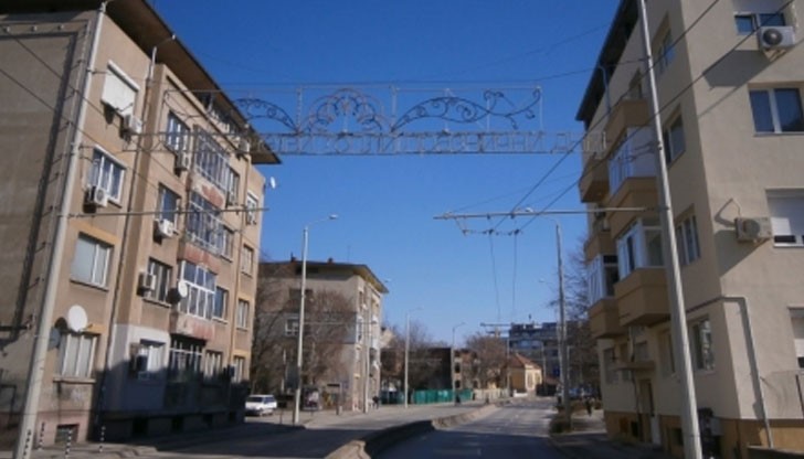 Част от коледната украса над булеварда се беше разглобила