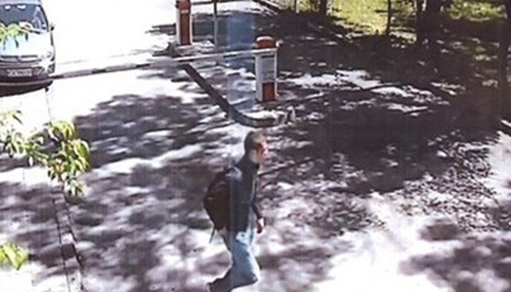 Според полицията, момчето, заснето от камерите да бяга минути след убийството, вече да не е в България
