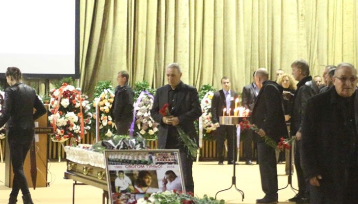 На поклонението пред тленните му останки дойдоха всички до един герои от САЩ `94