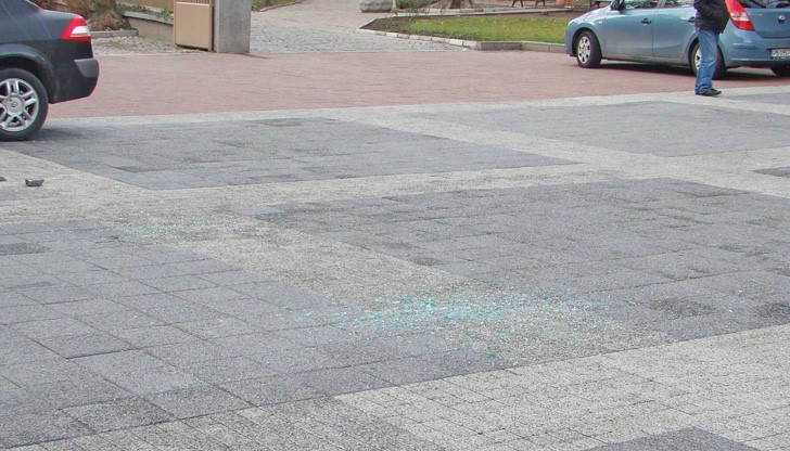 Потрошени стъкла от джипа имаше навсякъде по паркинга