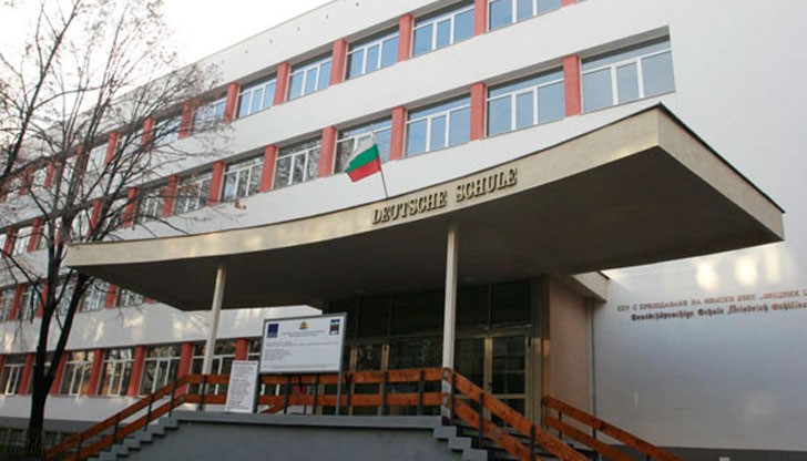 Съдът не разреши на директора на Немската да изгони ученици, пушили трева в училището