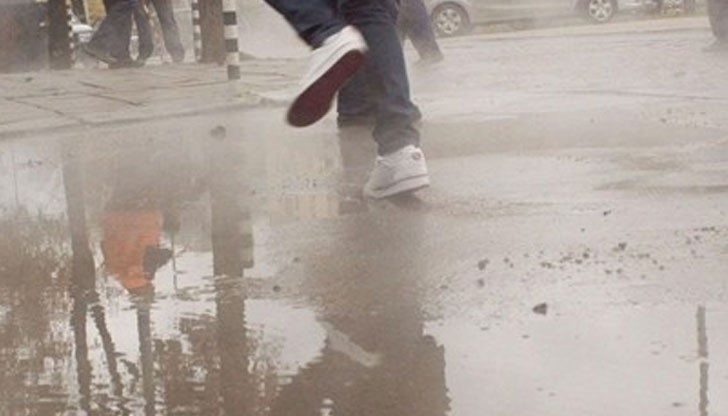 Детето е влязло в локва с гореща вода, която изтича от аварирала тръба на топлинното дружество