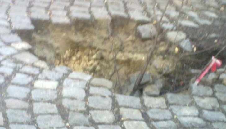 Възмутен гражданин от Русе показа дупката пред гаража си