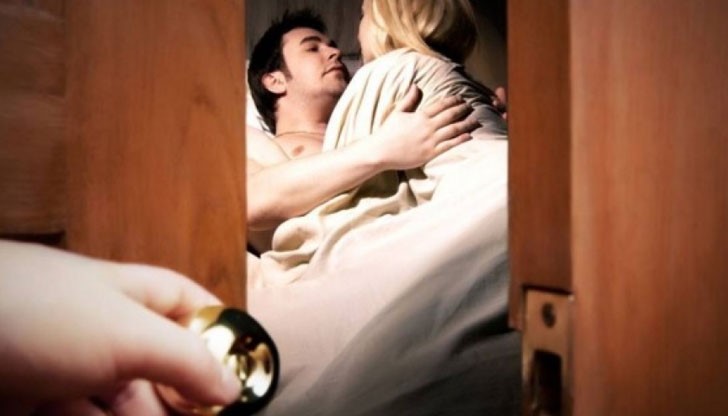 Ромеото се покатерил на балкона на втория етаж за да издебне изгората си Ромеото се покатерил на балкона на втория етаж за да издебне изгората си