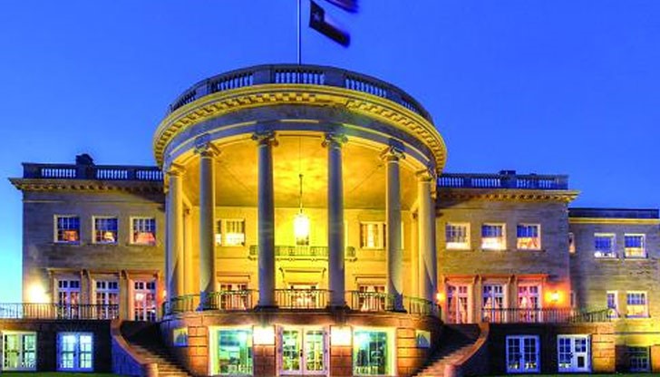 Домът разполага с пет спални, шест камини, игрална зала и фитнес в мазето, както и библиотека