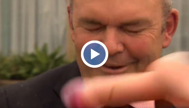 Докато разговаряше с медиите, министърът на икономическо развитие бе „нападнат“