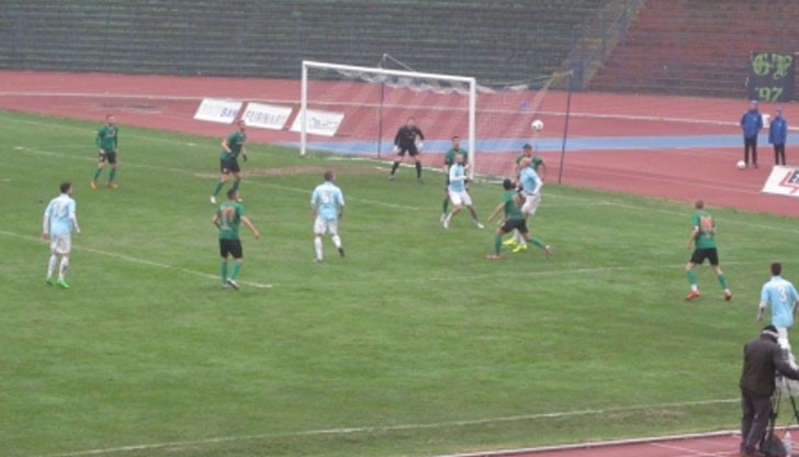 Лидерът в "Б" група "Дунав" победи с 1:0 "Нефтохимик" Бургас в първия пролетен кръг на "Б" група