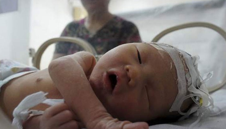 Бебе оцеля, след като беше обявено за мъртво и прекара цяла нощ при температура минус 12 градуса