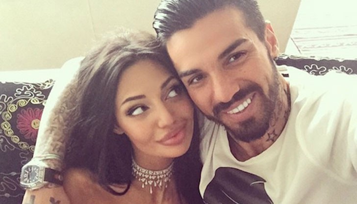 Предполага се, че танцьорката е някъде в средата на четвъртия месец