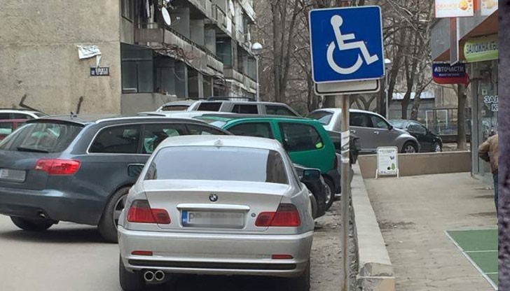 Шофьор паркира върху място за инвалиди, въпреки че не е такъв