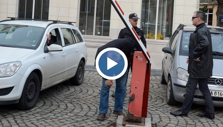 С пълна газ шофьорът разбил бариерата на служебния паркинг на БНТ