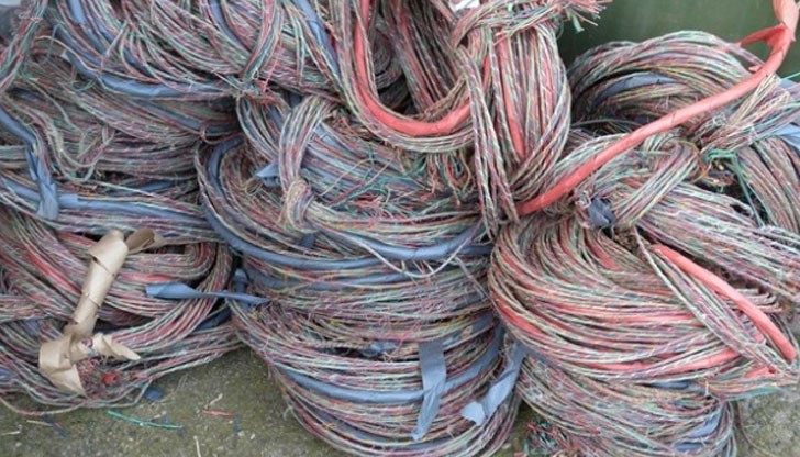 През нощта е откраднат телефонен кабел с 180 метра дължина от 4 шахти в Русе