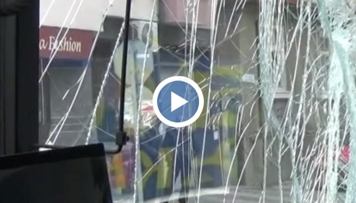 При удара са пострадали двама души, които са откарани в болница